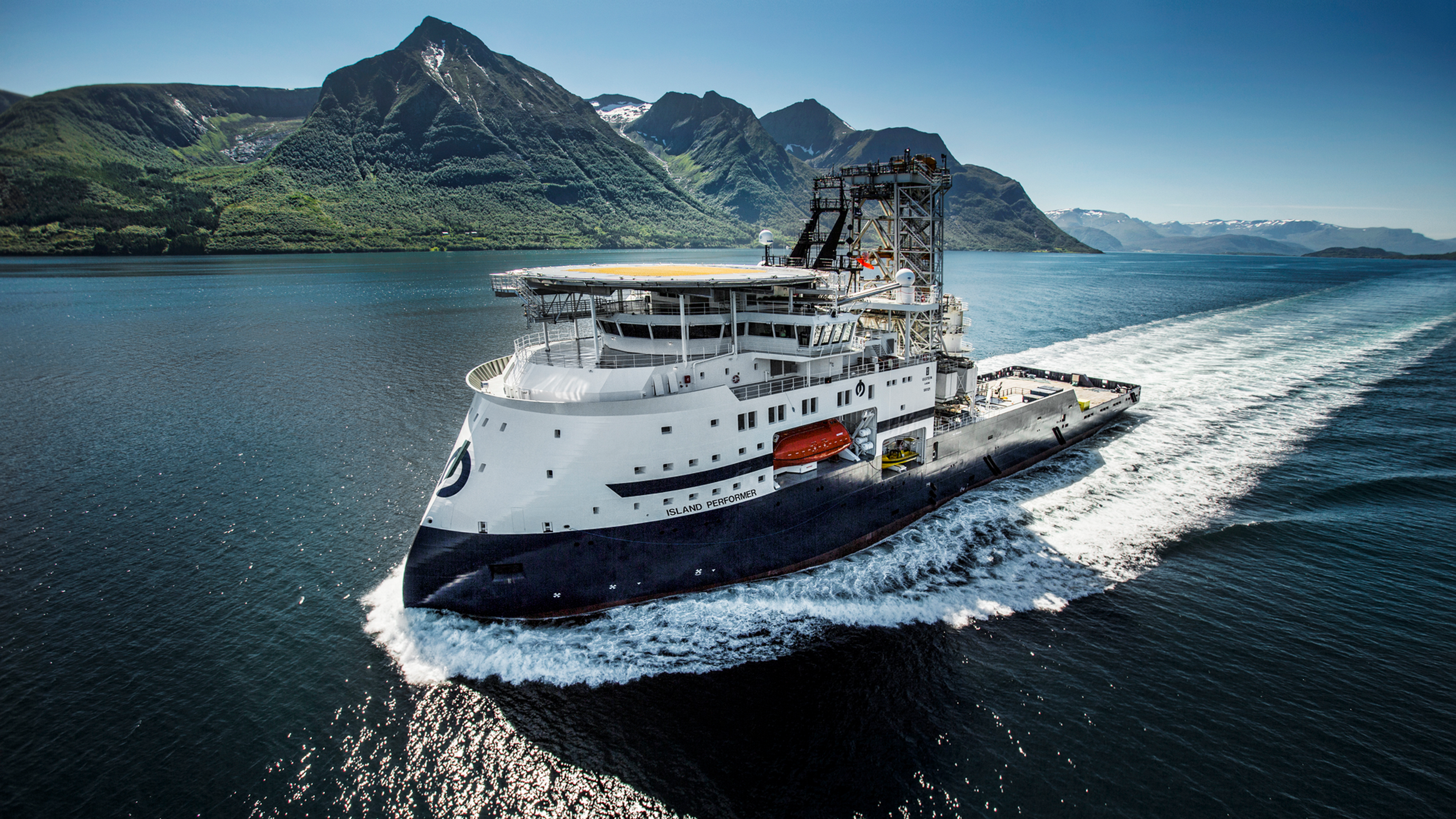 Et skip som seiler ned en fjord