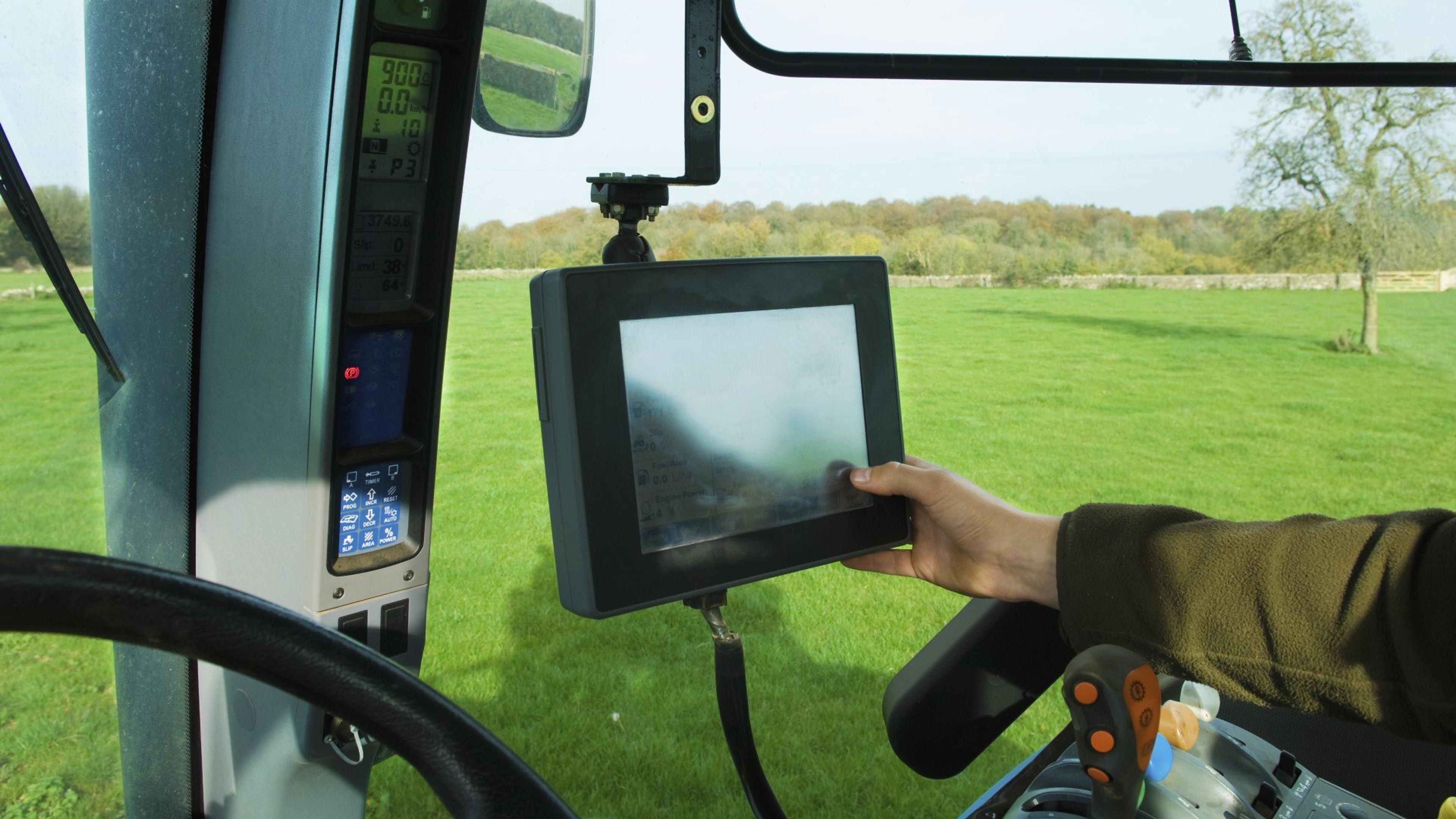 Digital skjerm inne i traktoren som føreren tar i bruk