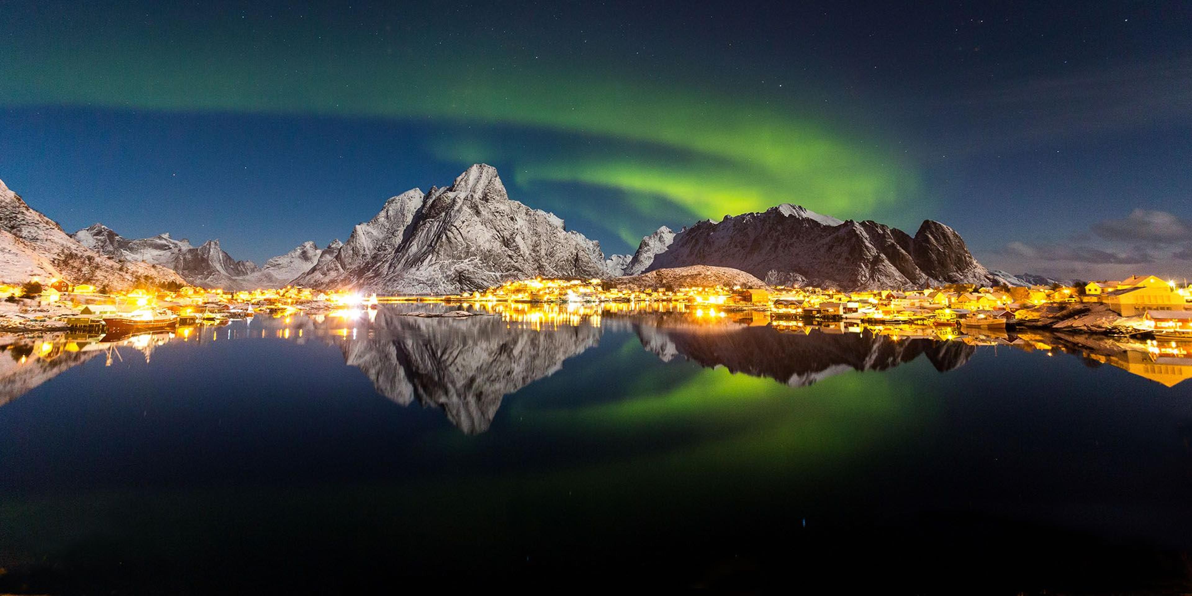 Nordlys over Reine i Lofoten