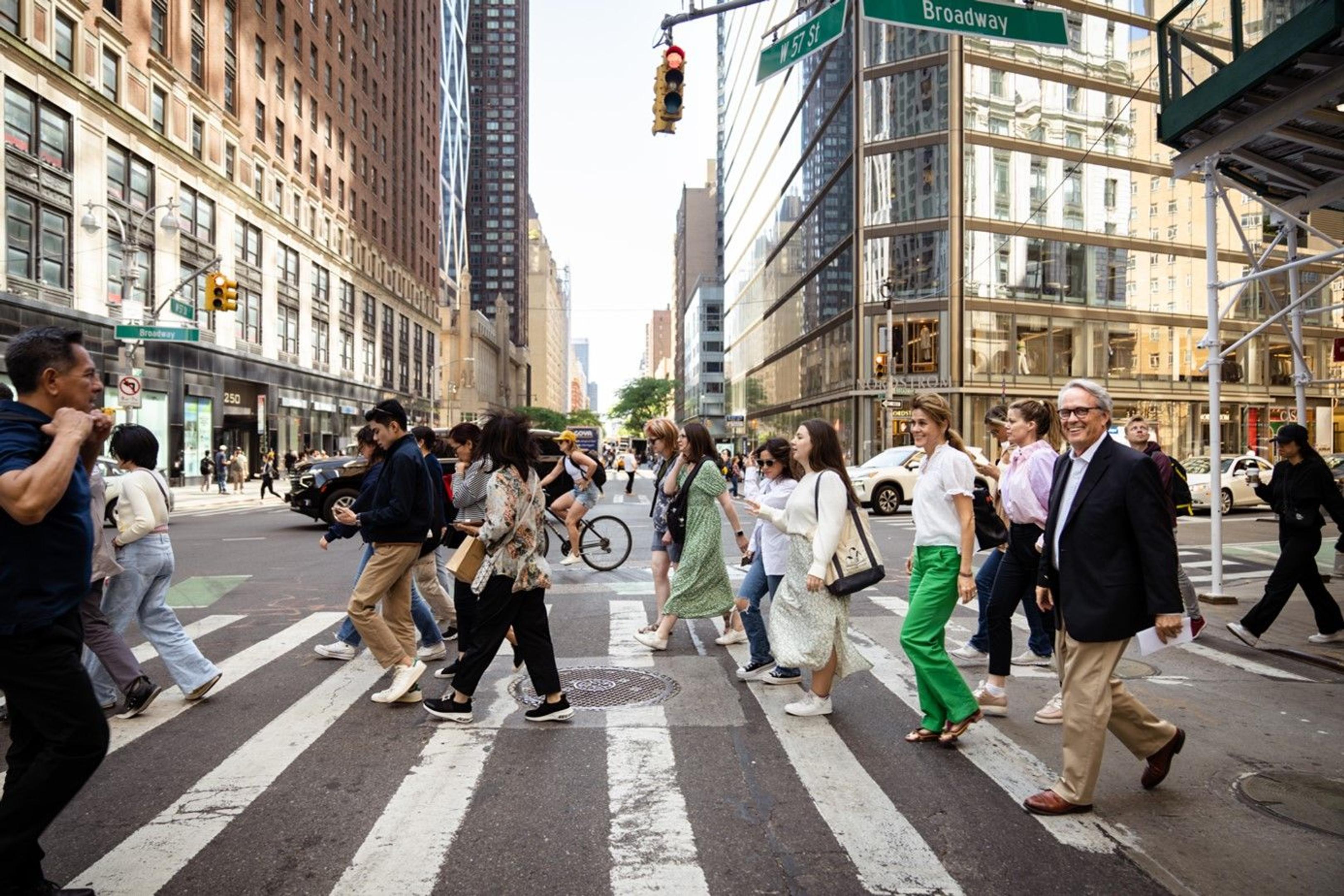 Mennesker som går langs gata i New York