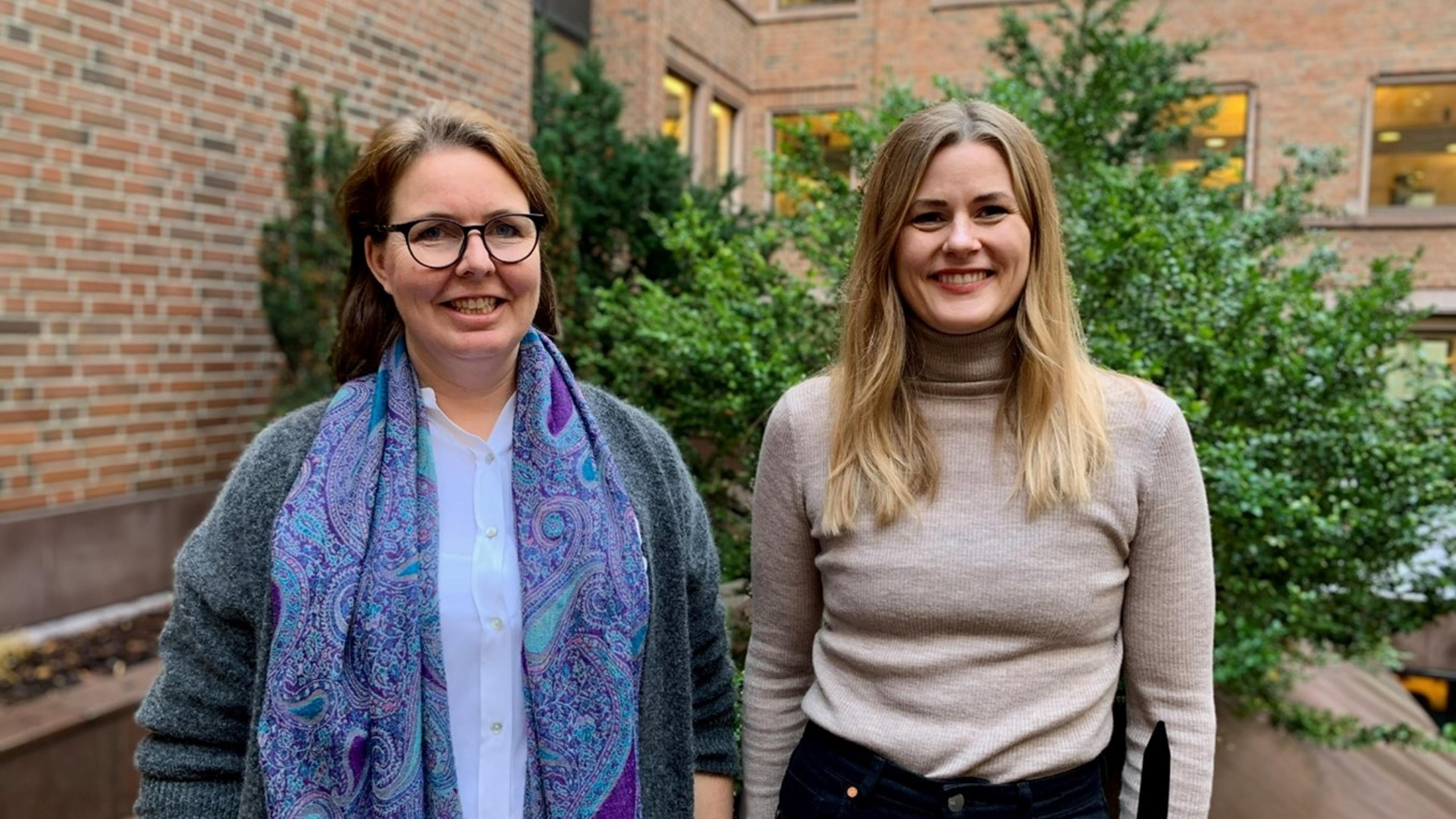 Emilie og Therese som smiler i bakgården hos Innovasjon Norge