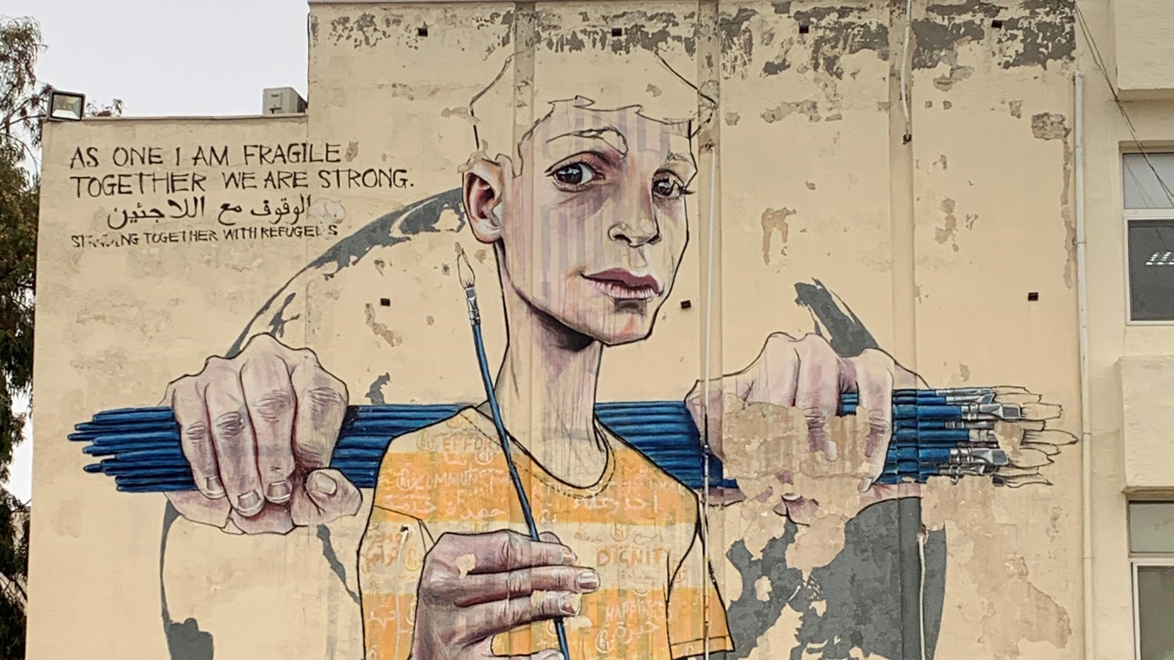 Grafitti-kunst av en gutt som holder pensel