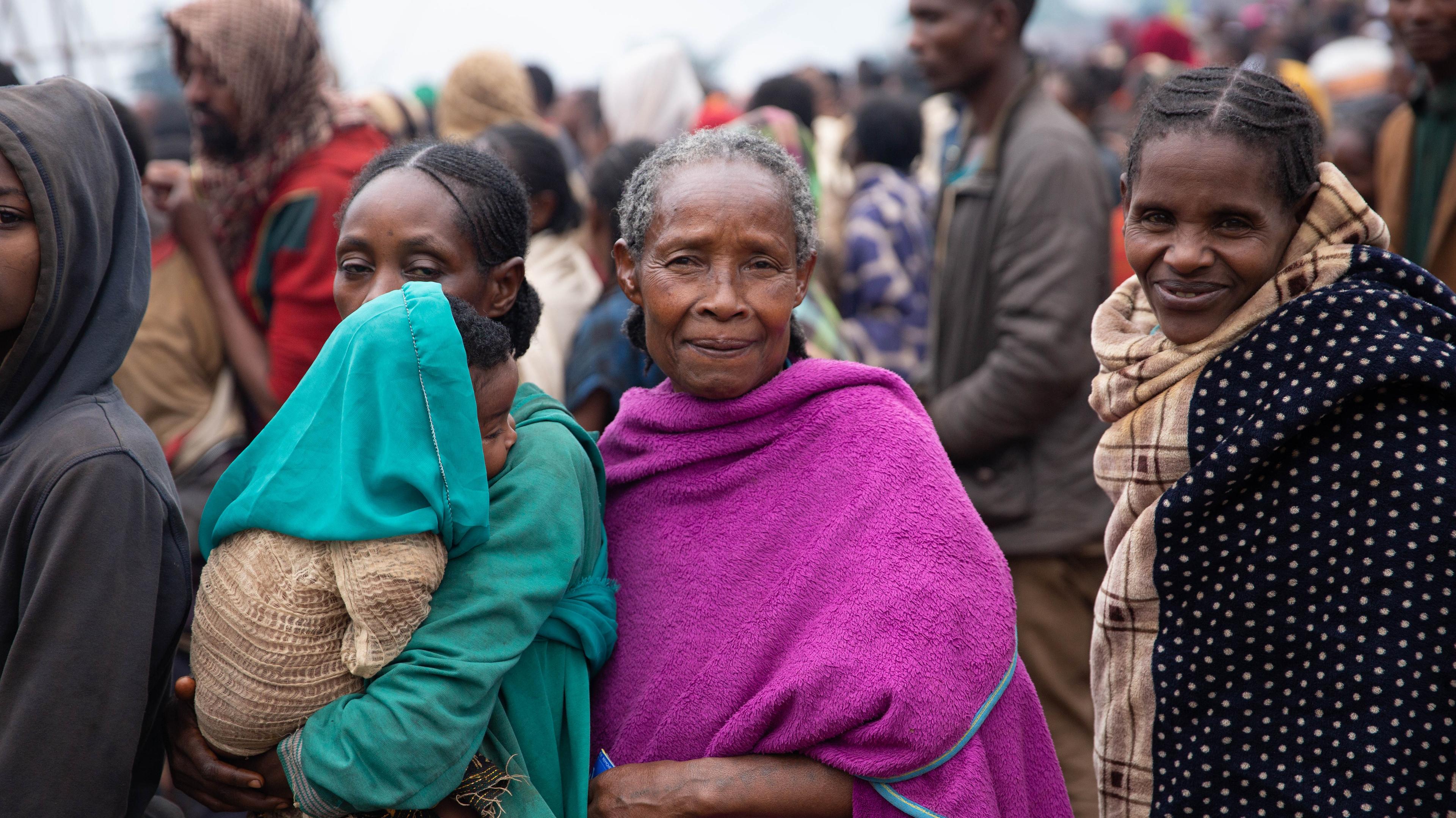 Displaced persons in line to receive aid items in Gedeb, Ethiopia.