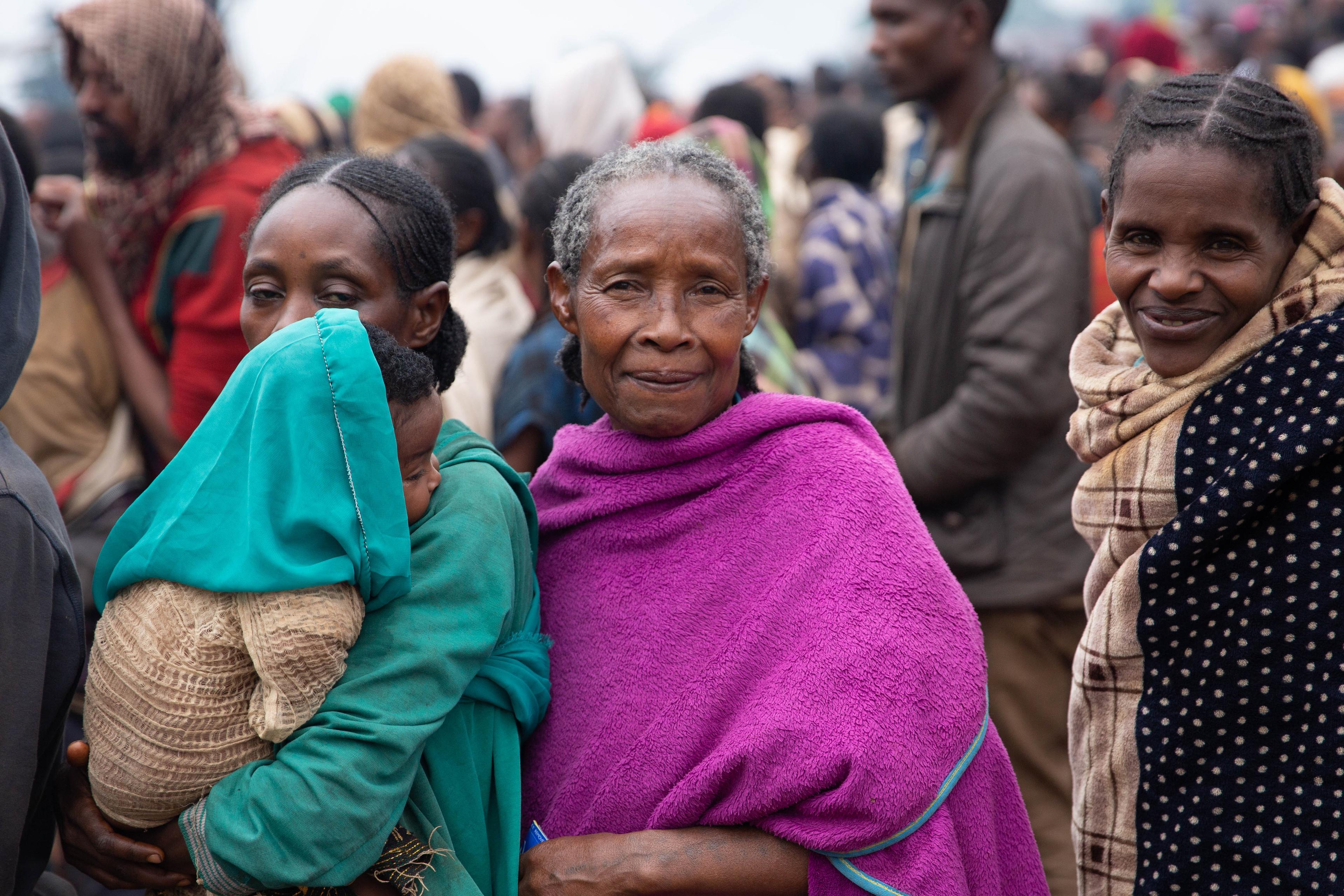 Displaced persons in line to receive aid items in Gedeb, Ethiopia.