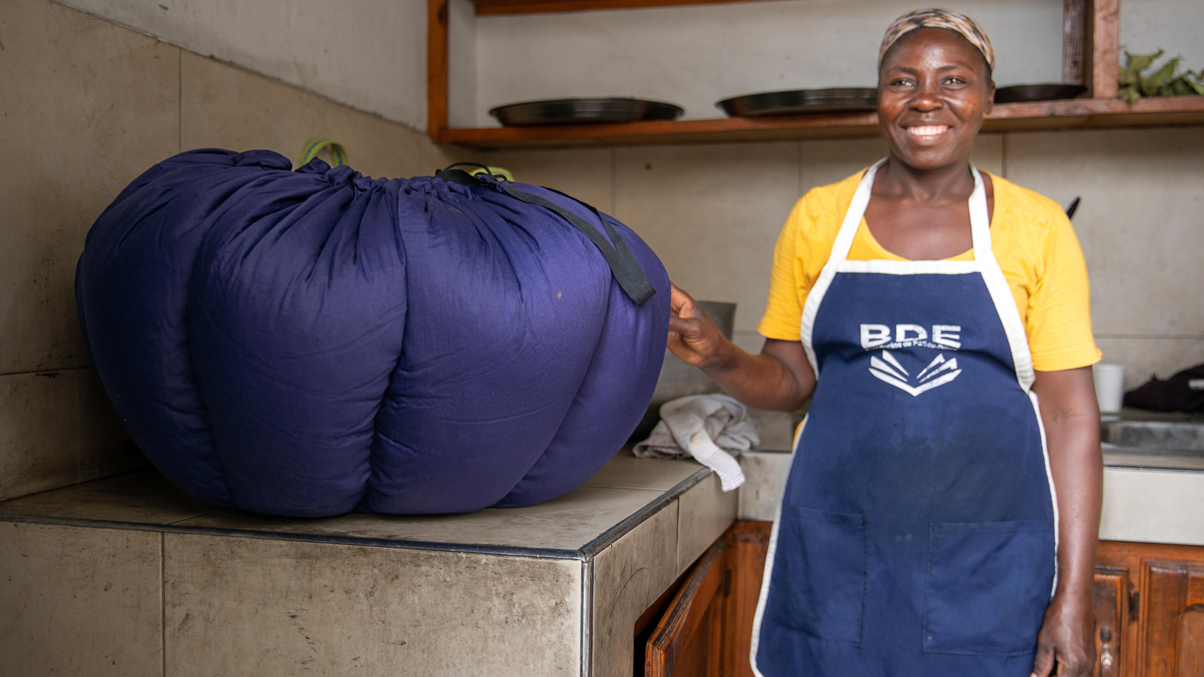 Woman cooking with a heat retention bag