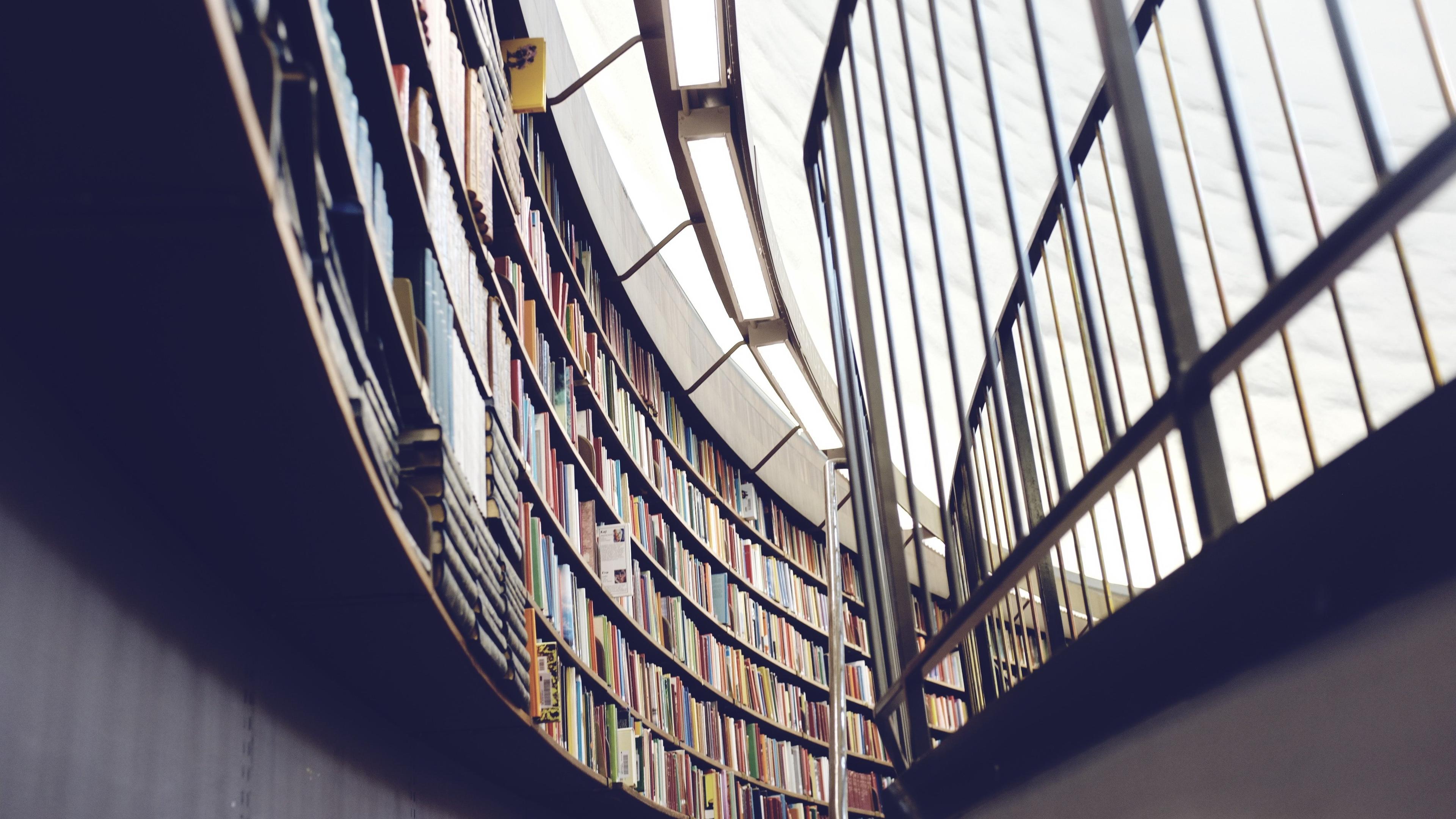 Rundt bibliotek med glassvinduer