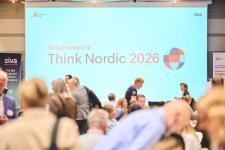 Stor presentasjon i en sal med mange folk