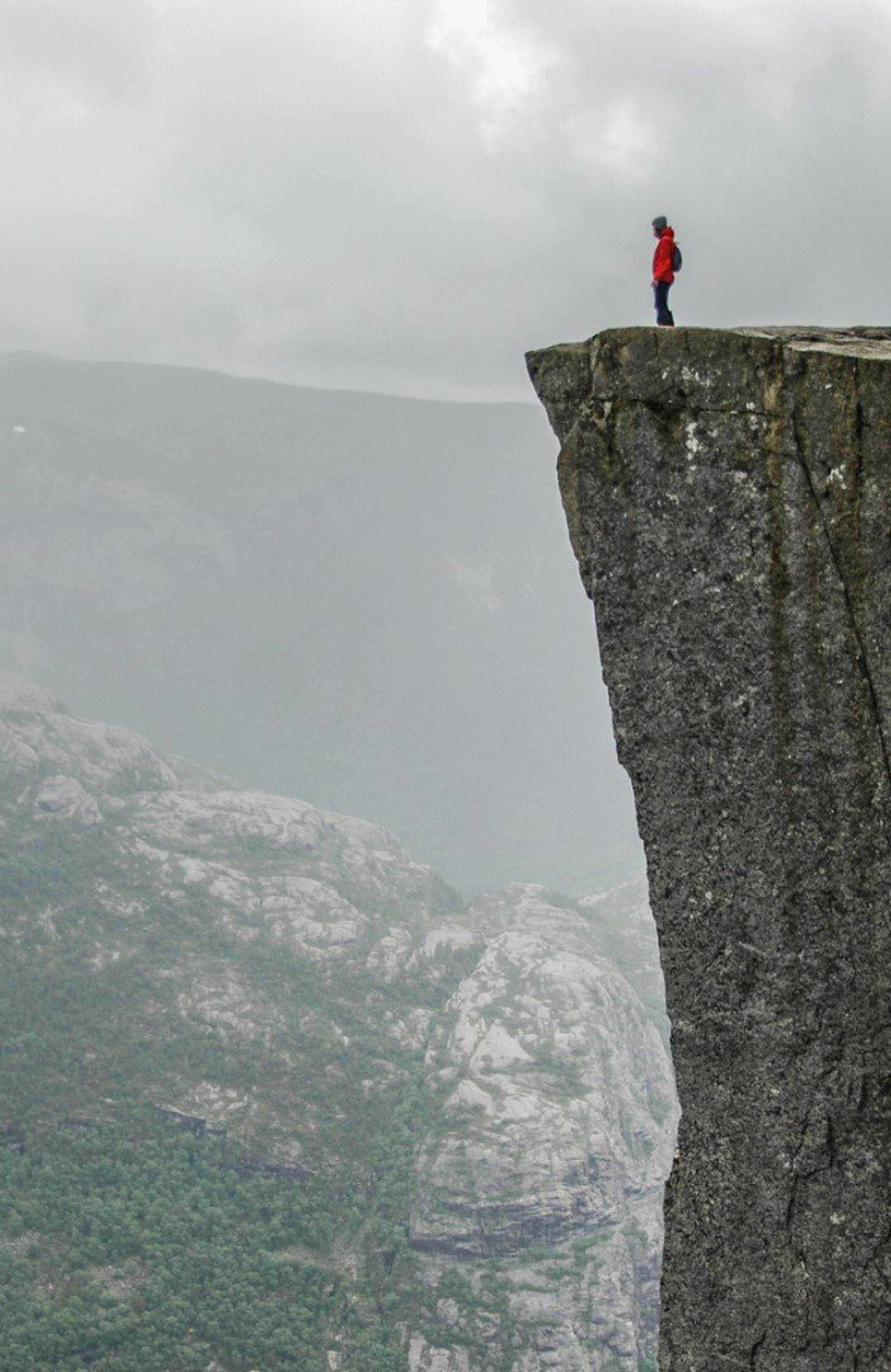 Person på kanten av Preikestolen