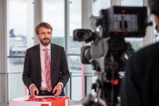 Vestre som holder tale