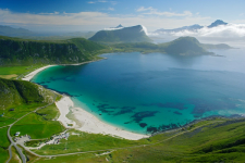 Oversiktsbilde over Lofoten med fjell, strand og sjø