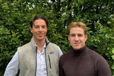 To menn foran en busk