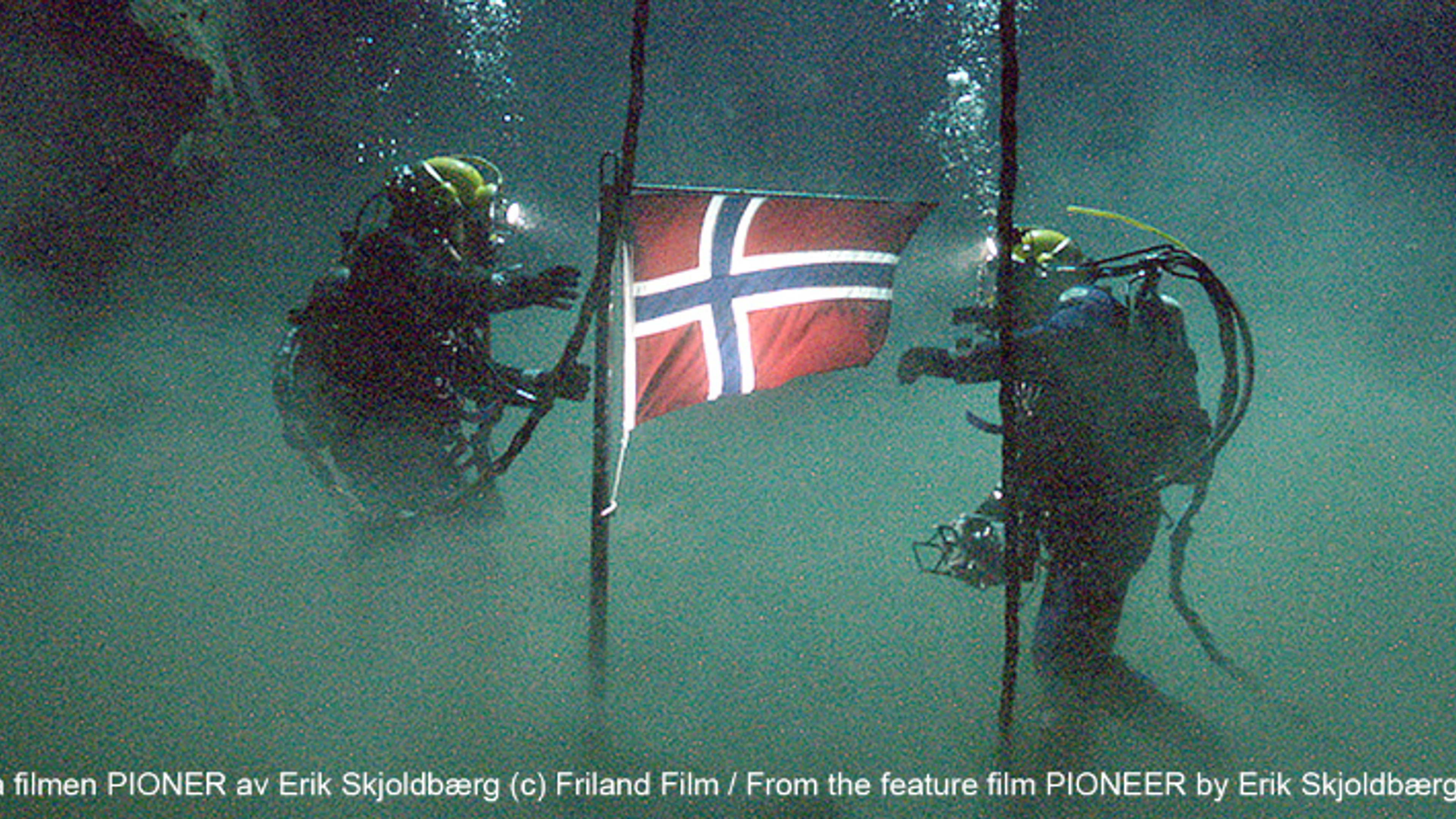 Dykkere som planter et norsk flagg i havet