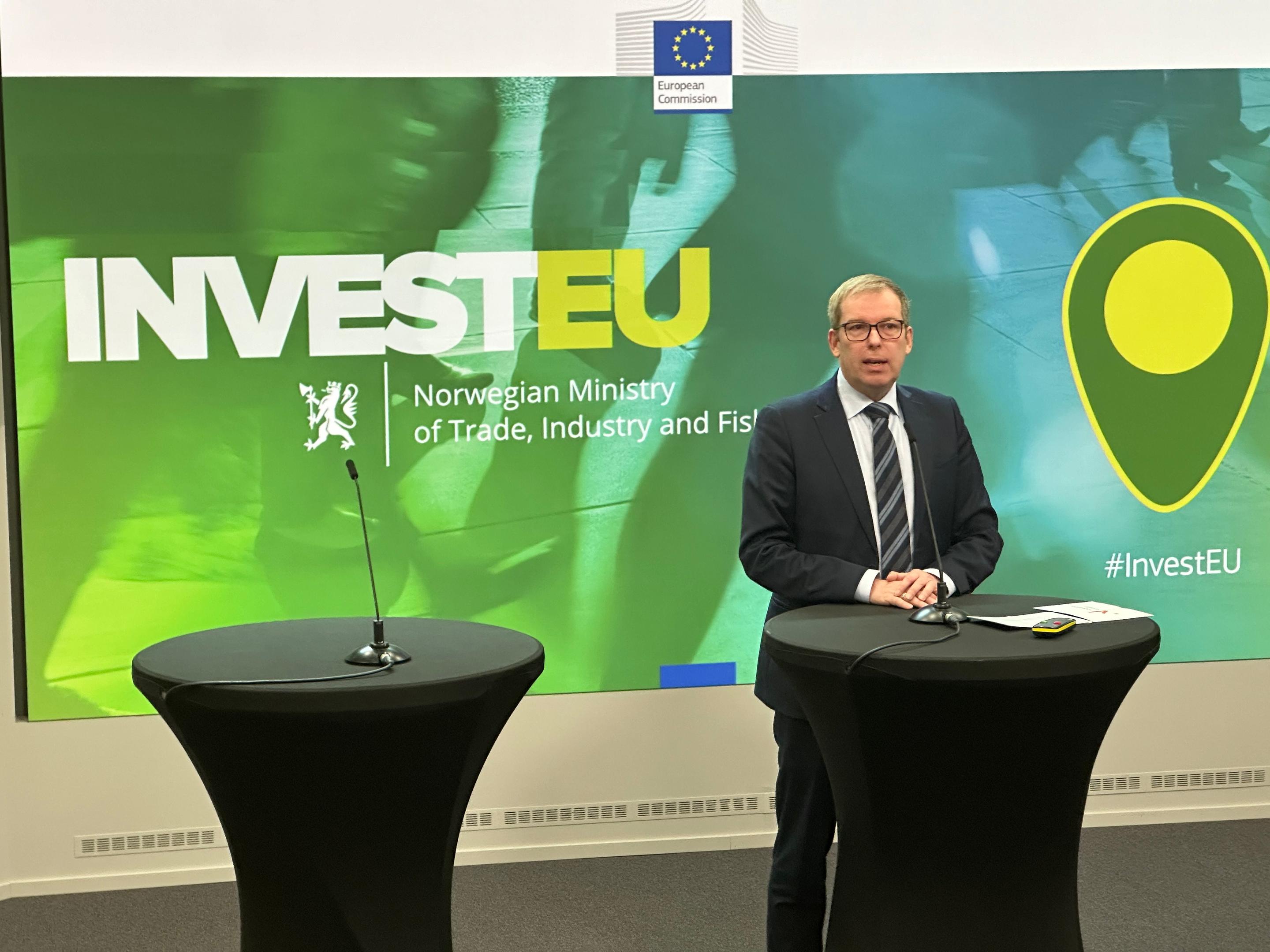 Håkon Haugli ved talerstolen under lanseringen av InvestEU 24. november.