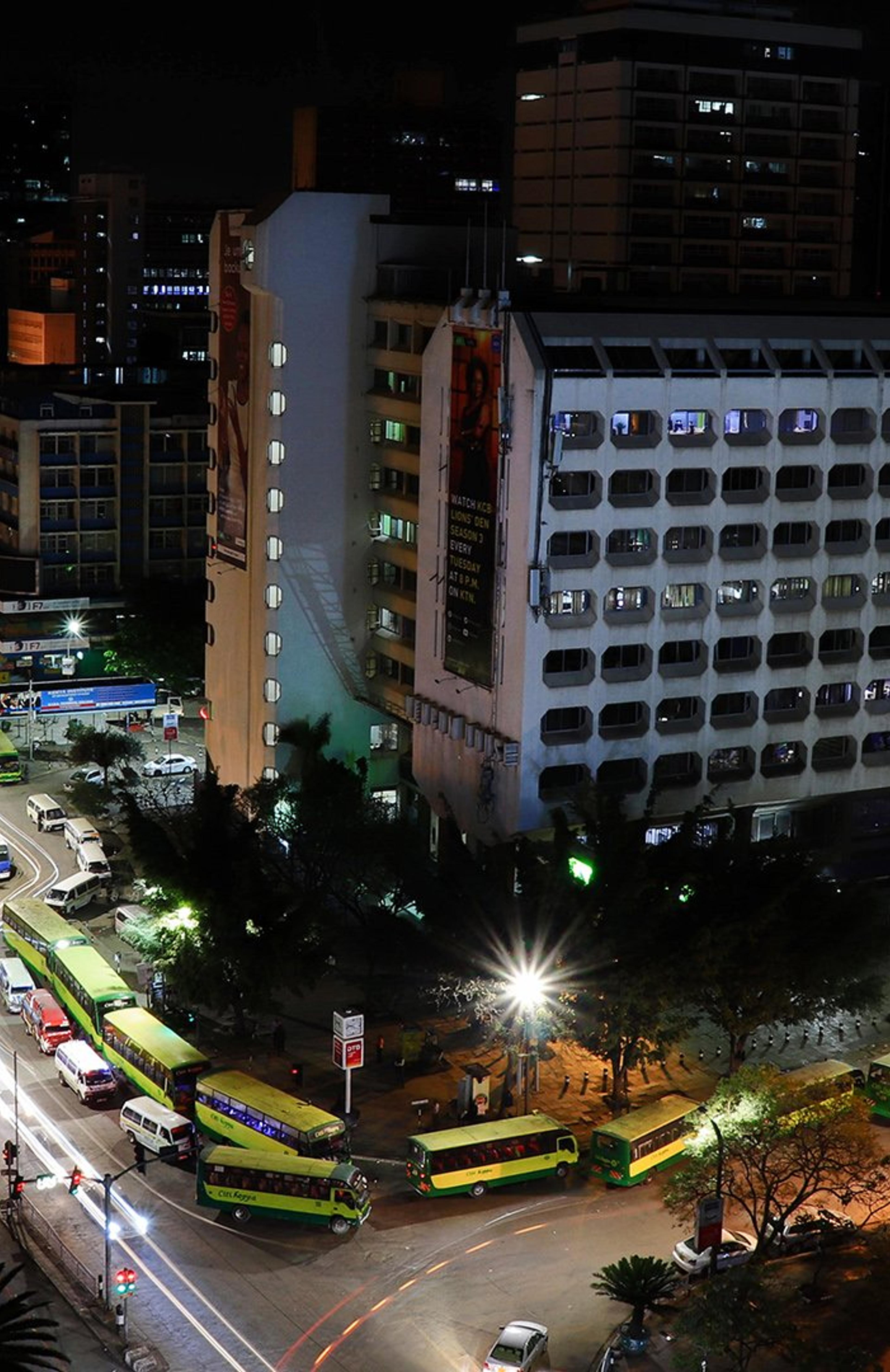 Nairobi by i Kenya om kvelden