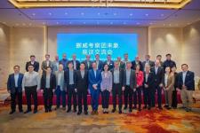 En gruppe mennesker i dress ser mot kameraet