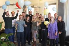 Oversiktsbilde av jublende ansatte i selskapet Secure Practice.