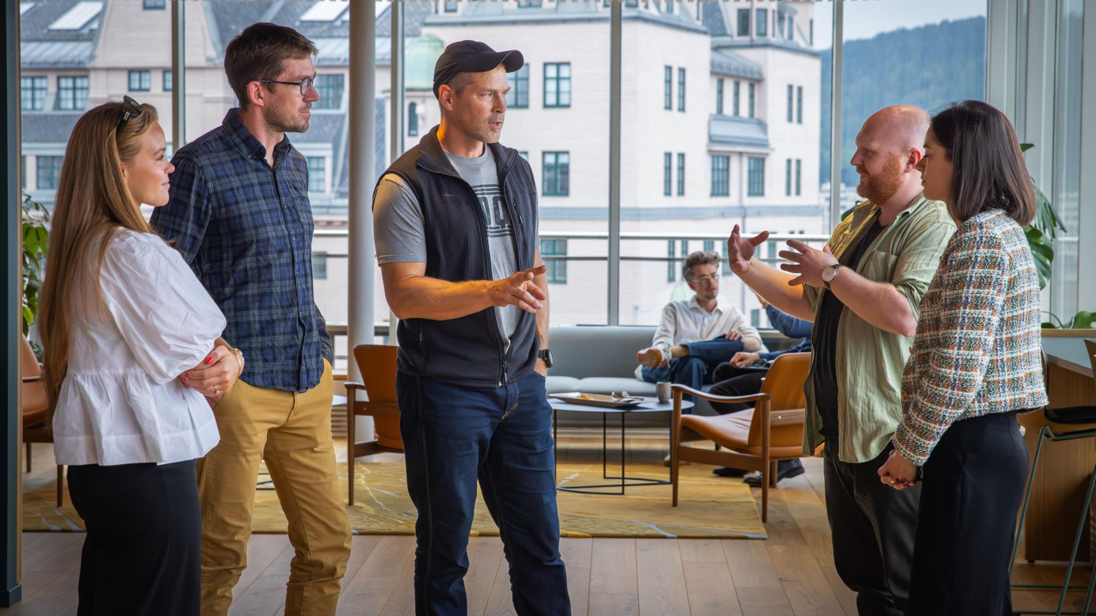 Fem mennesker snakker sammen på Innovasjon Norges kontor i Oslo