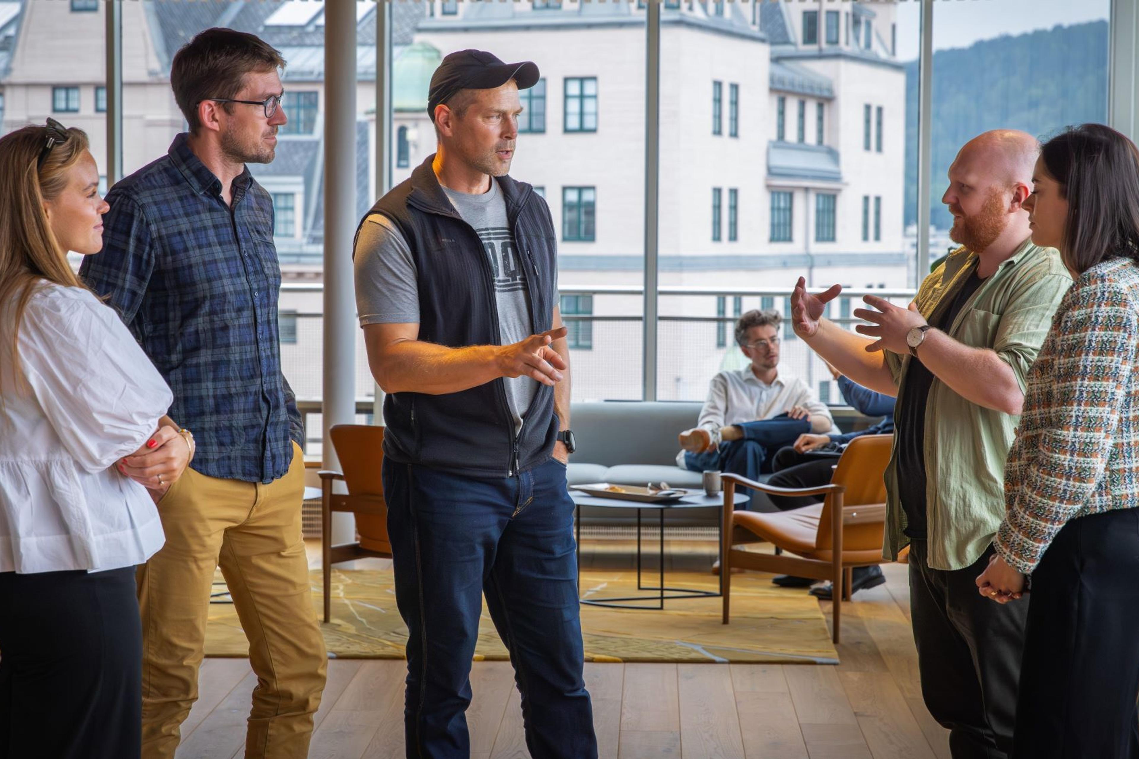 Fem mennesker snakker sammen på Innovasjon Norges kontor i Oslo