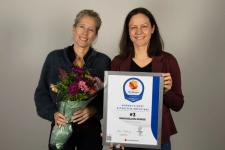 To kvinner med blomster og diplom