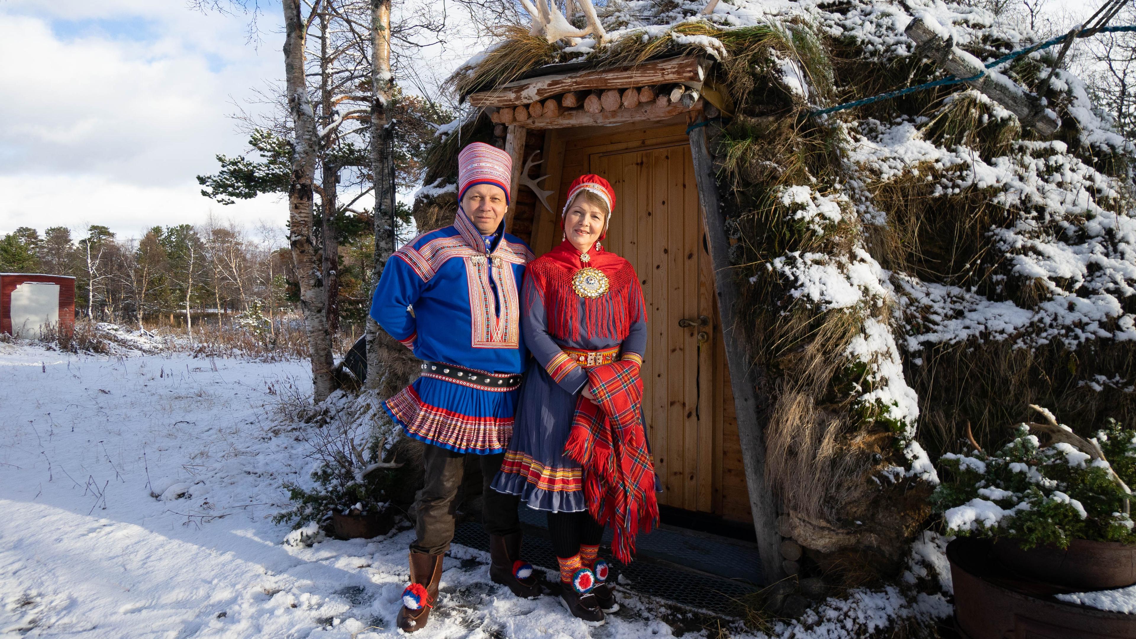 To innehavere av Saltfjell Reinprodukter ikledd samisk folkedrakt