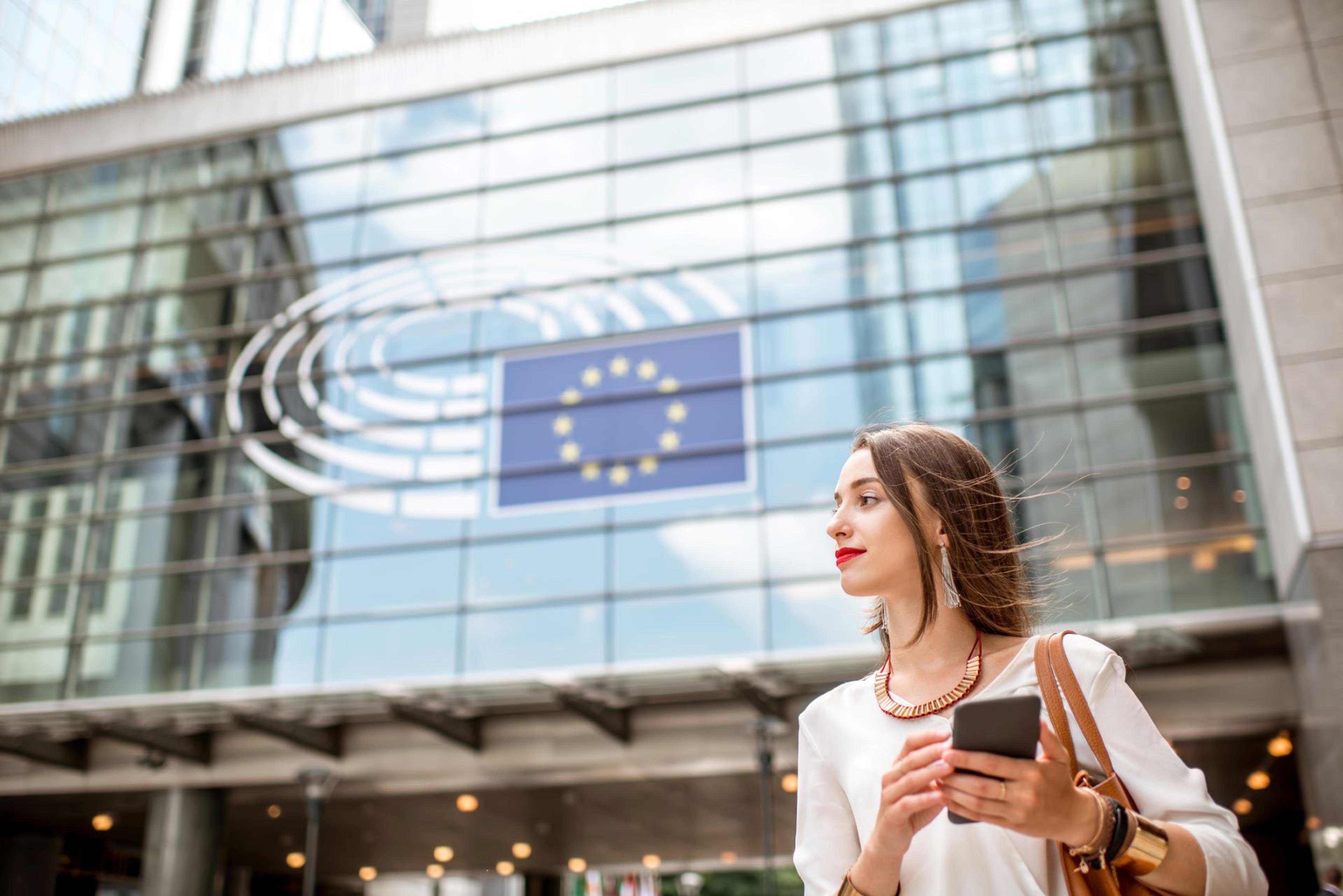 Kvinne står foran EU parlamentet i Brussel
