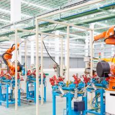 Maskiner på en rekke som jobber sammen i en fabrikkhall