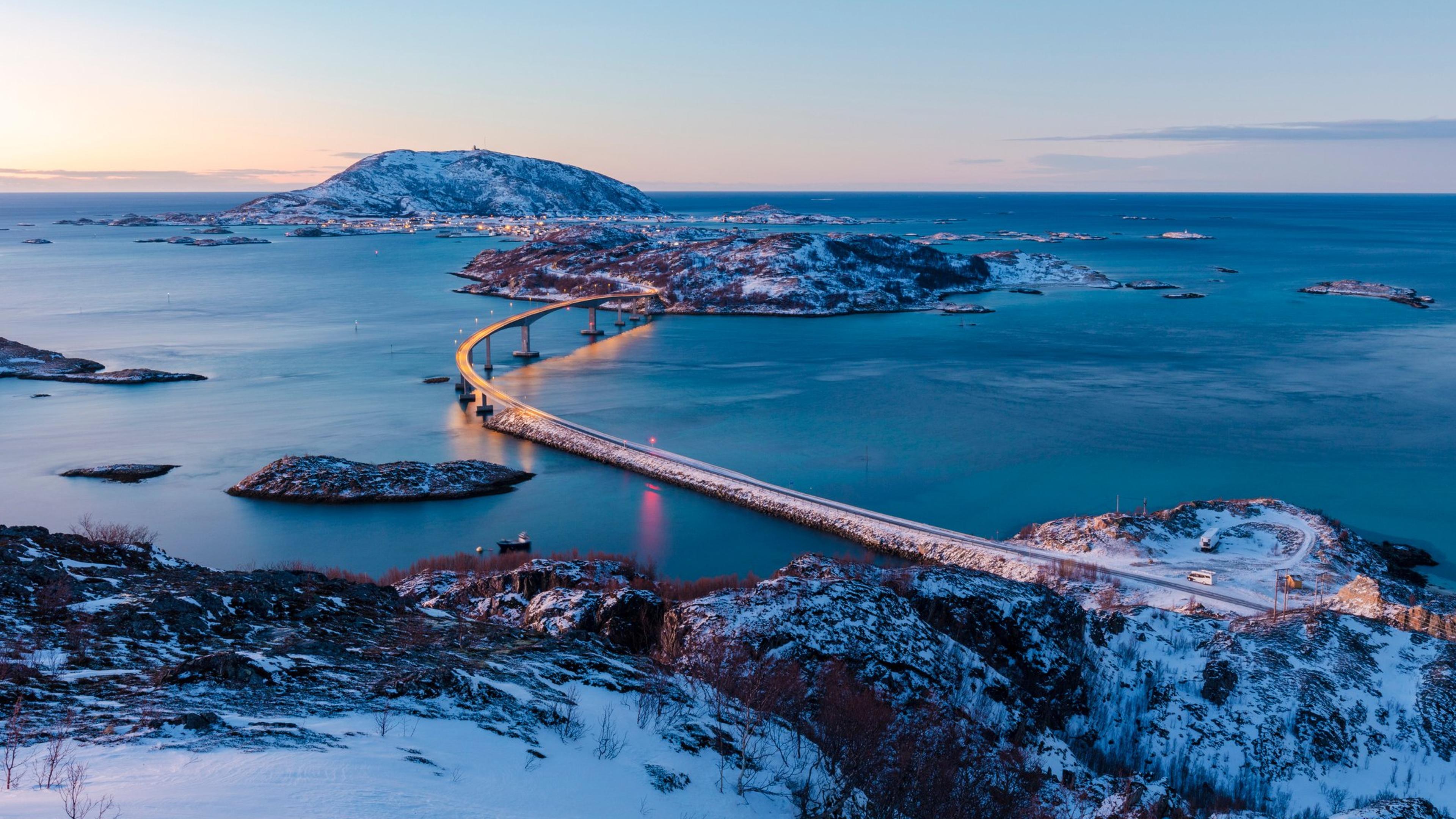 Bro over til øylandskap i Norge i vinterdrakt