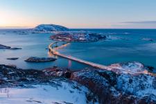 Bro over til øylandskap i Norge i vinterdrakt