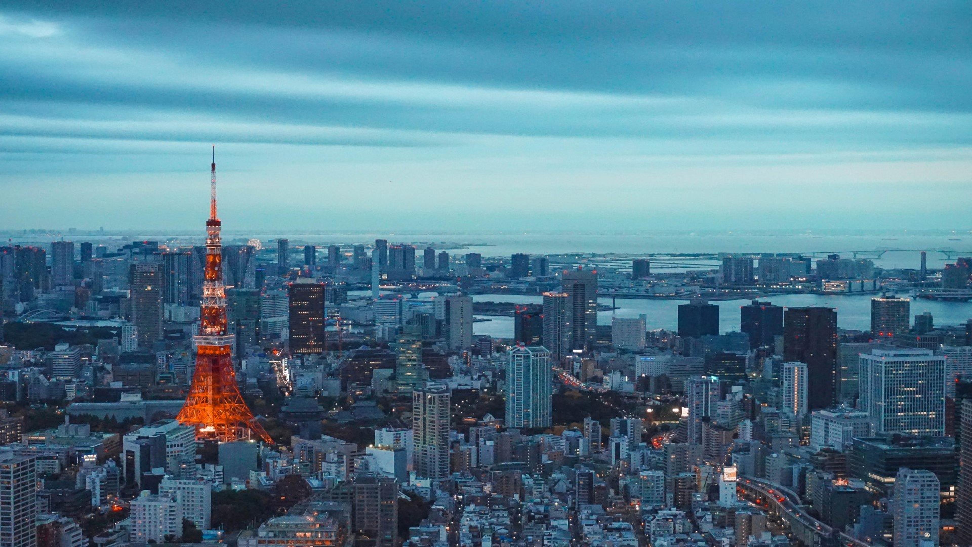 Tokyo by i skumring sett fra oven