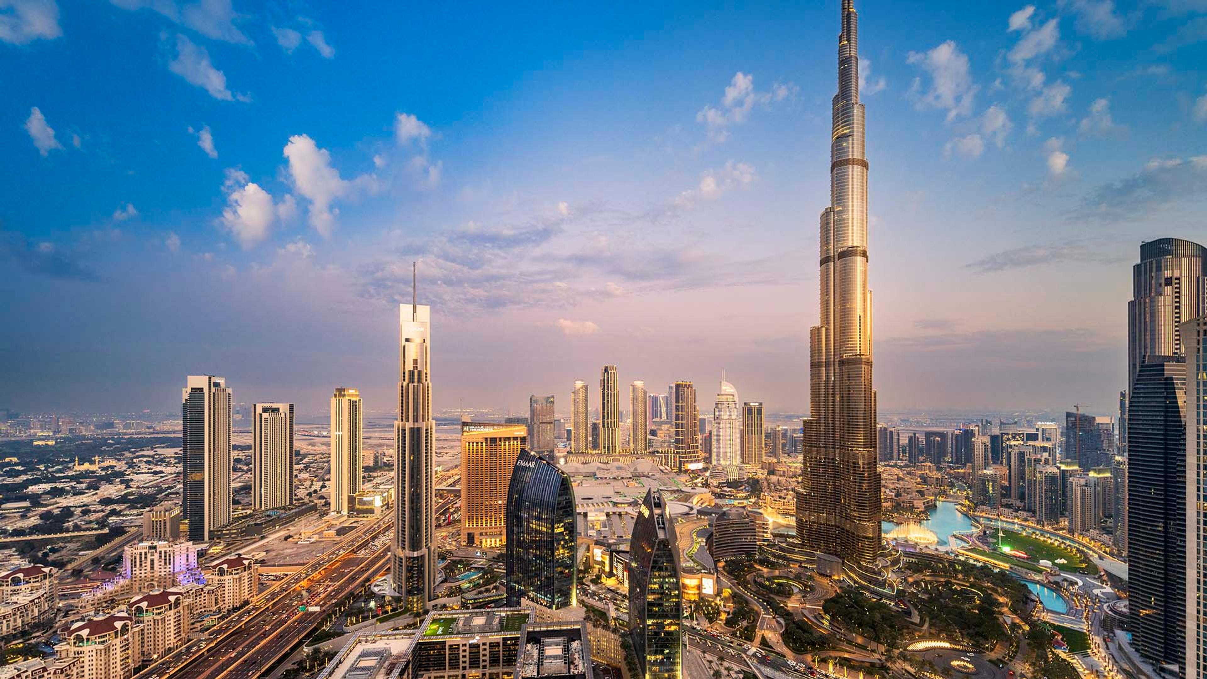 Bygninger i Dubai i solnedgangen