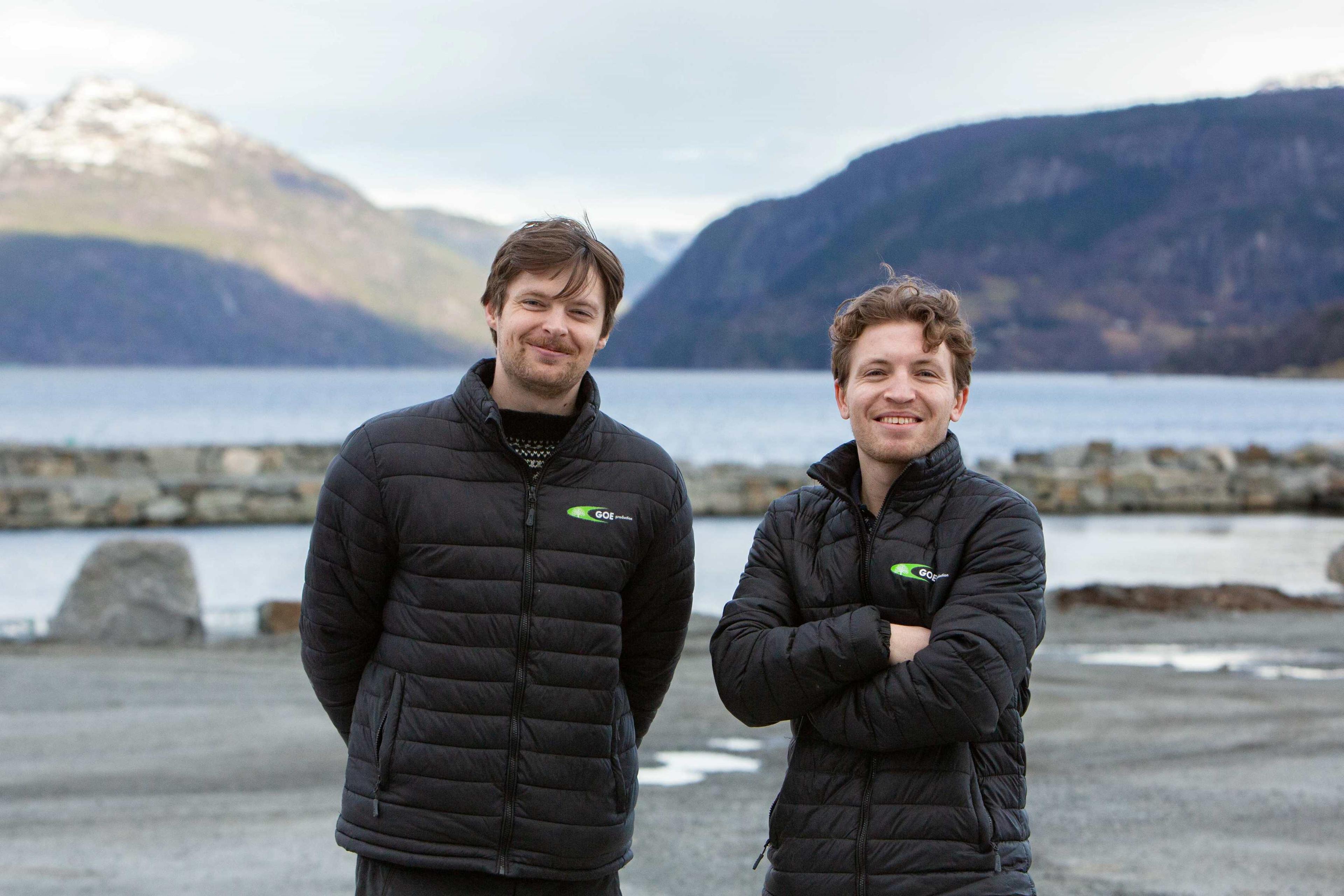 To unge menn foran fjordlandskap