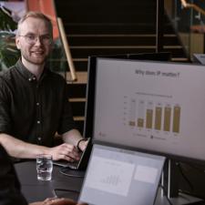 En mann foran en pc-skjerm gir rådgivning til en annen mann om IP