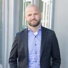 Portrett i halvfigur av mann i dress