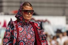 Ei kvinne er kledd i klær med samme mønster fra topp til tå