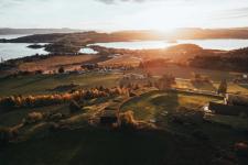 Oversiktsbilde over et landskap i solnedgang