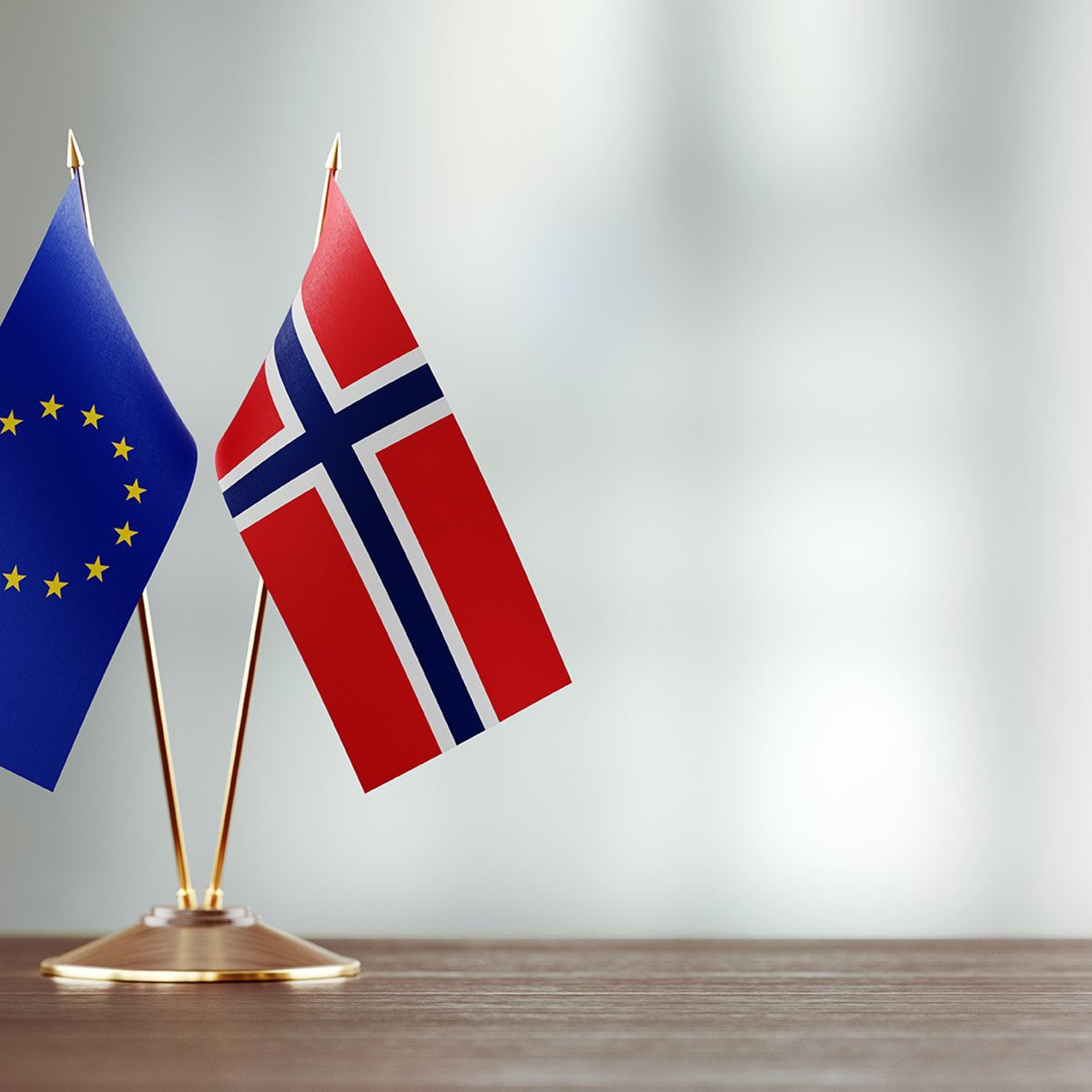 Norsk flagg og EU flagg på et bord