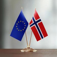 Norsk flagg og EU flagg på et bord