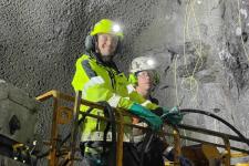 To ansatte i Hypex Bio som skal teste sprengstoff