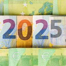 Euro-sedler arrangert slik at det står 2025