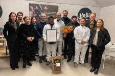 Ansatte i Holli Mølle viser frem Bedriftsutviklingsprisen 2023