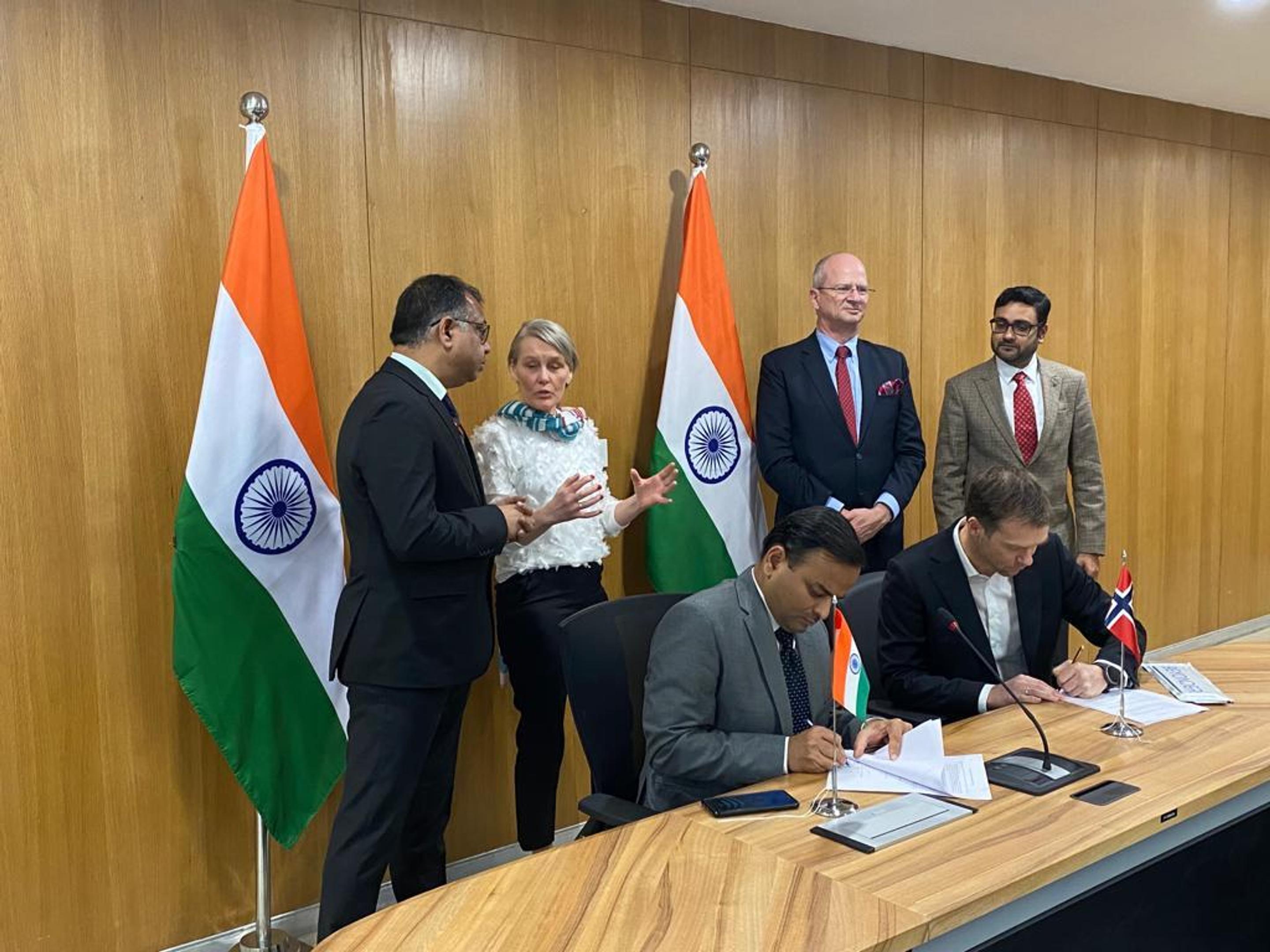 Forretningsfolk fra India og Norge signerer avtale