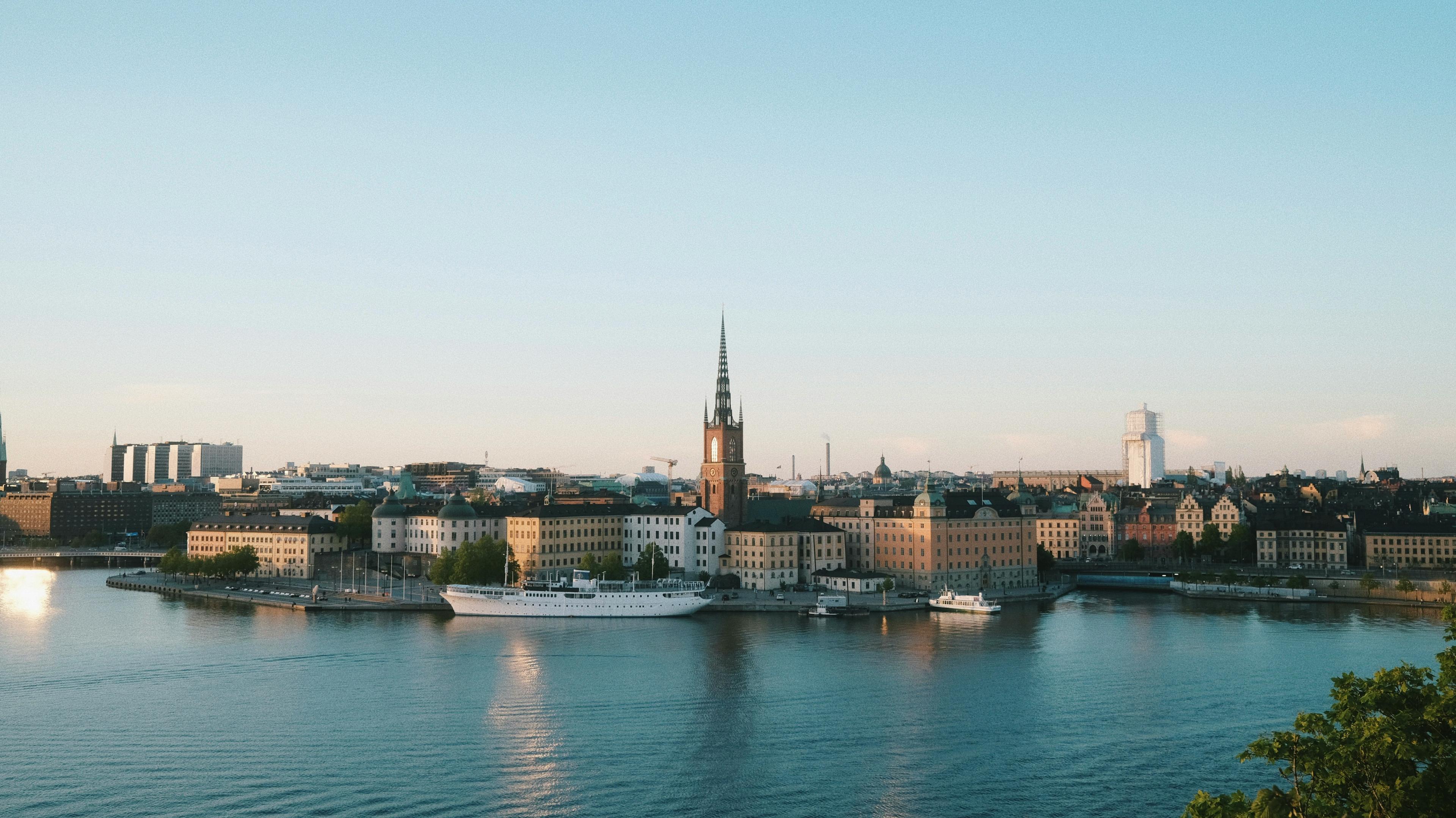 Storbyen Stockholm sett fra vannkanten