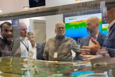 Dresskledde menn snakker sammen