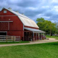 Gårdstun utenfor rød låvebygning
