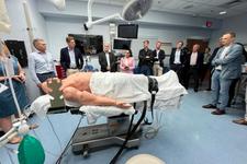 Representanter fra flere nordiske selskaper på besøk hos et medisinsk treningssenter i USA.