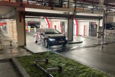 En bil kjører ut av et parkeringshus