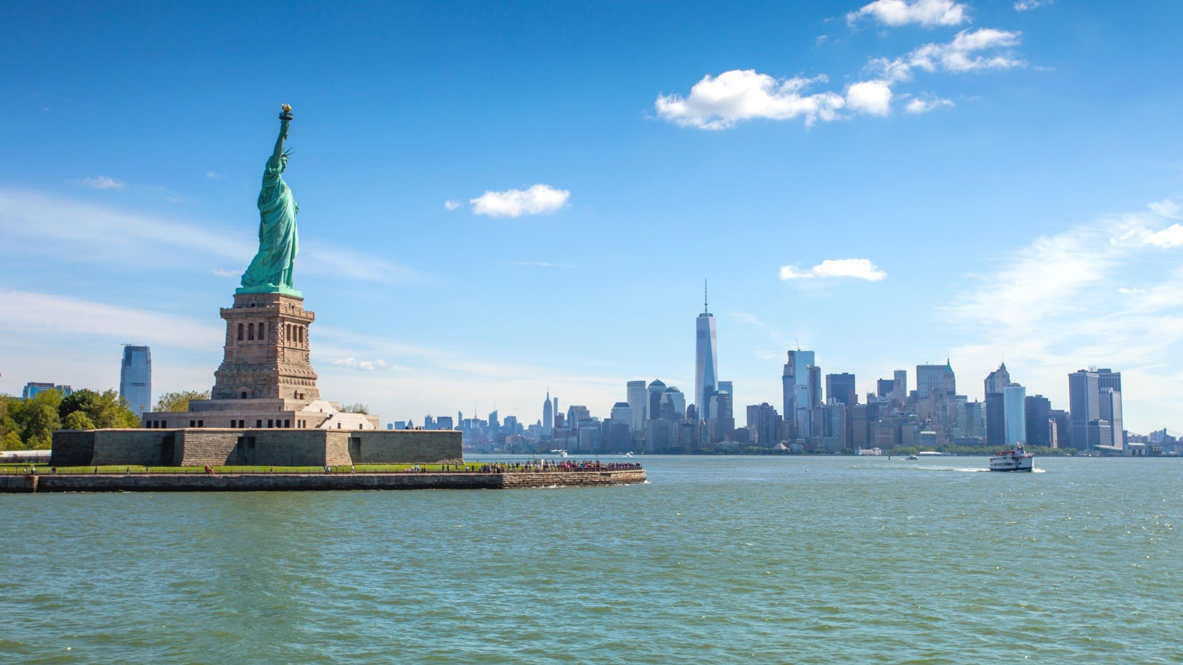 Frihetsgudinnen og New York skyline sett fra sjøen
