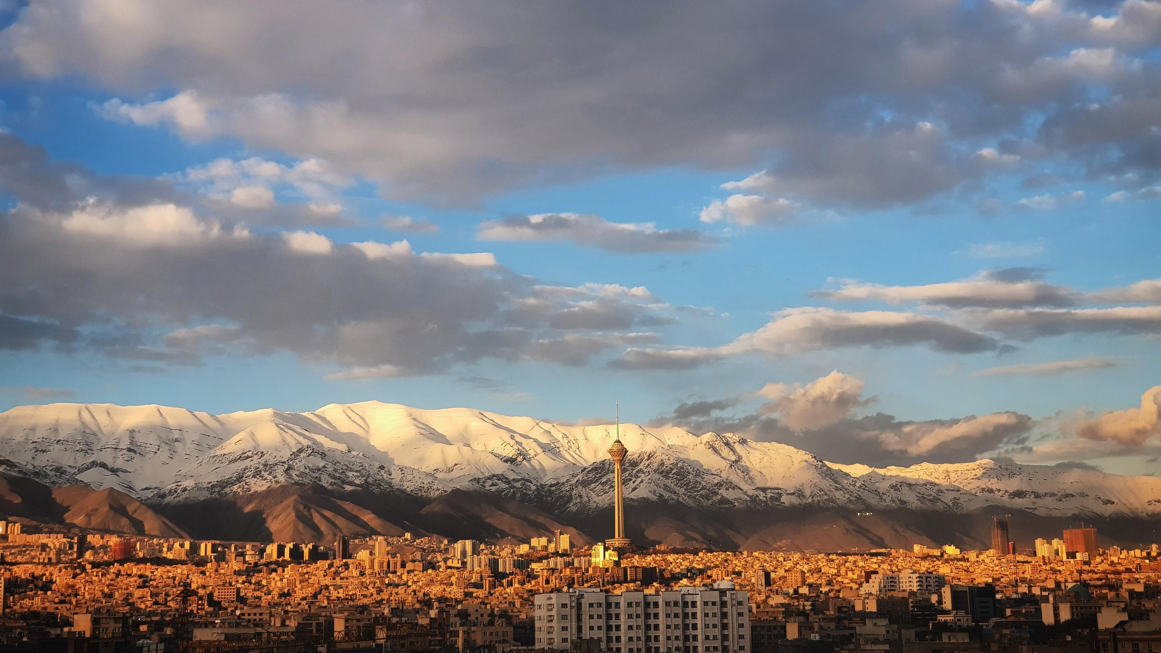 Iransk by ved foten av et snødekket fjell