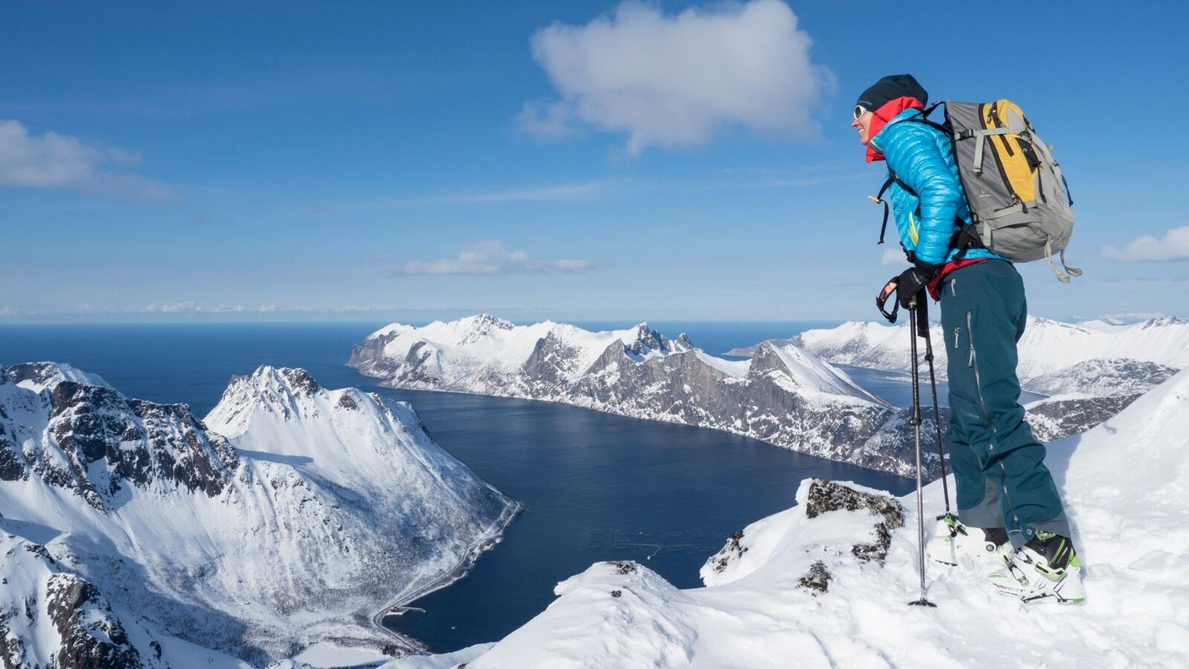 Skiturist skal kjøre ned snødekt fjell i Senja