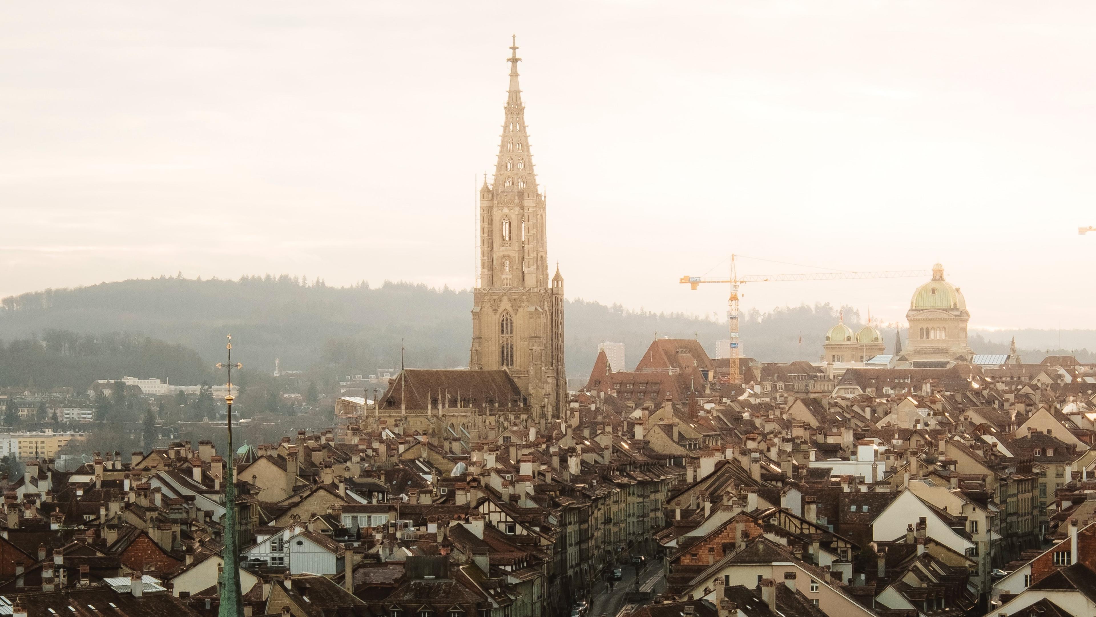 Gammel landsby med en stor kirke i Sveits